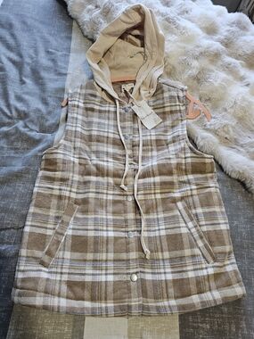 Hem & Thread Lightweight Hooded Vest in Tan and Cream